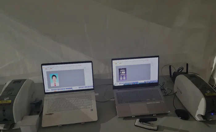 노트북 두 대와 카드 프린터로 구성한 현장 발급 데스크